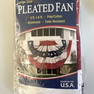Pleated fan flag